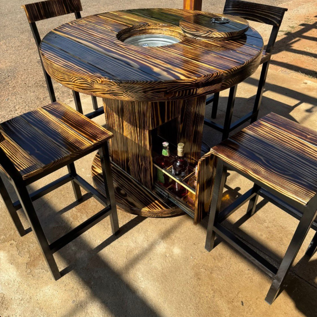 Mesa Cooler Rústica Peça Artesanal - Feita a Mão com Cooler Central Integrado